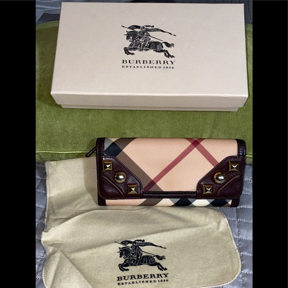 Burberry Handbags - RARE💕 LMTD EDITION Burberry Continental Wallet.